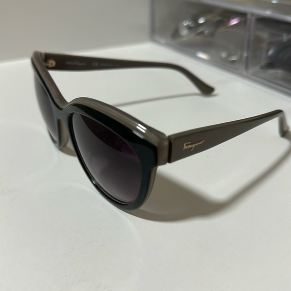 Ferragamo sunglasses - Picture 2 of 8
